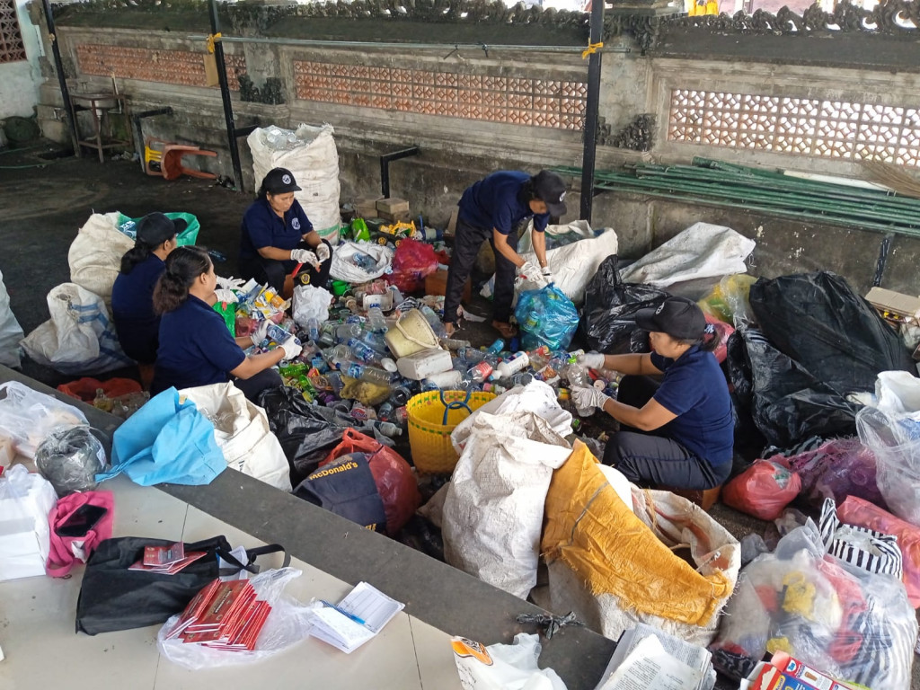 Pelaksanaan Kegiatan Bank Sampah Mangu Srikandi Desa Sembung Bulan Mei Tahun 2024